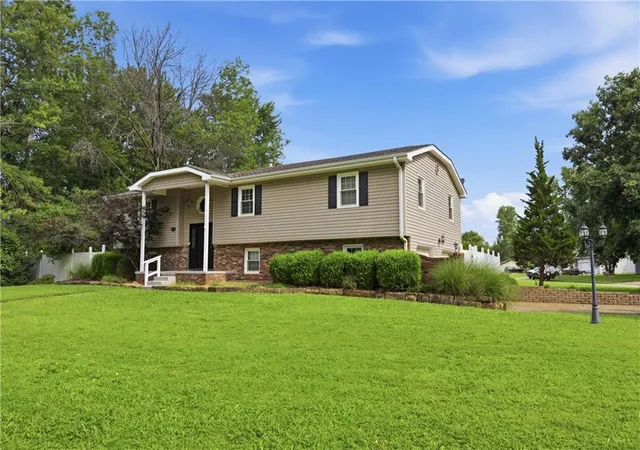 Homes for sale in Pittsburg, KS | 1009 Twin Lakes Dr, Pittsburg, KS 66762 | MLS# 2628245