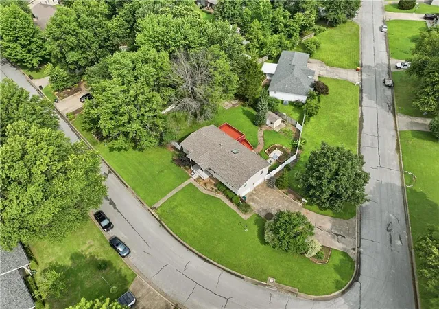 Homes for sale in Pittsburg, KS | 1009 Twin Lakes Dr, Pittsburg, KS 66762 | MLS# 2628245