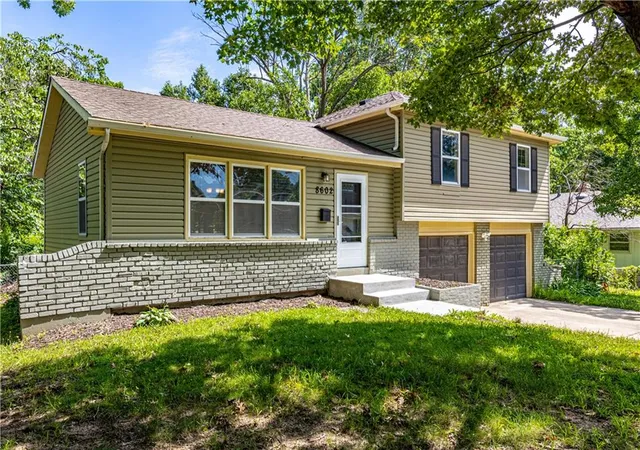 Photo 2 of Sale Pending at 8602 E 84th Terrace, Raytown, MO 64138 | MLS# 2628252 | Listing updated on 2026-08-11