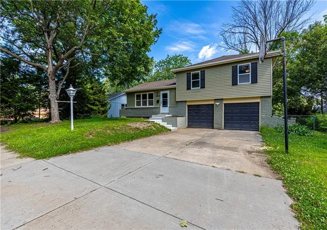 Photo 3 of Sale Pending at 8602 E 84th Terrace, Raytown, MO 64138 | MLS# 2628252 | Listing updated on 2026-08-11