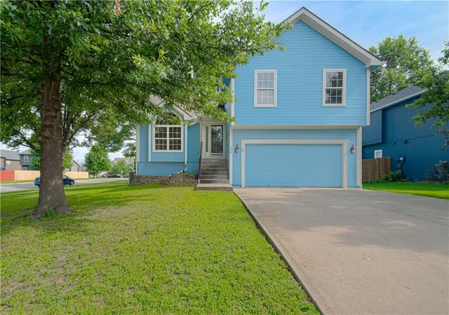 1st image of 520 E Parma Way St, Gardner, KS 66030 | MLS# 2628269