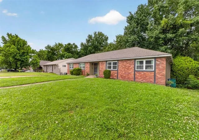 3rd image of 8310 Sterling Ave, Raytown, MO 64138 | MLS# 2628273