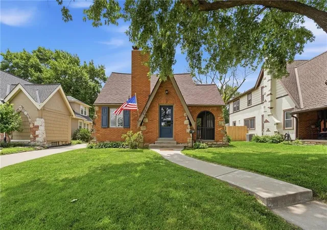 Single family home for sale at 431 E 69th Terrace, Kansas City, MO 64131 | MLS# 2628278