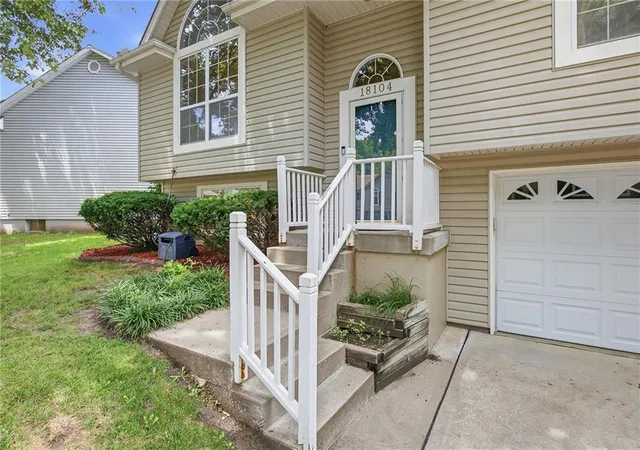 4th image of 18104 E 31St Terrace Dr S, Independence, MO 64057 | MLS# 2628291