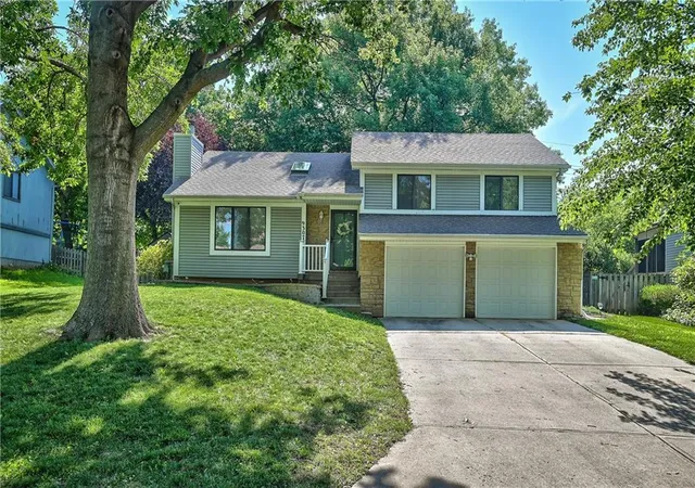 Homes for sale in Lenexa, KS | 9307 Acuff Ln, Lenexa, KS 66215 | MLS# 2628304