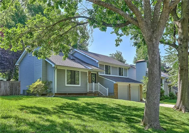 Homes for sale in Lenexa, KS | 9307 Acuff Ln, Lenexa, KS 66215 | MLS# 2628304