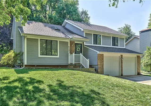 Homes for sale in Lenexa, KS | 9307 Acuff Ln, Lenexa, KS 66215 | MLS# 2628304