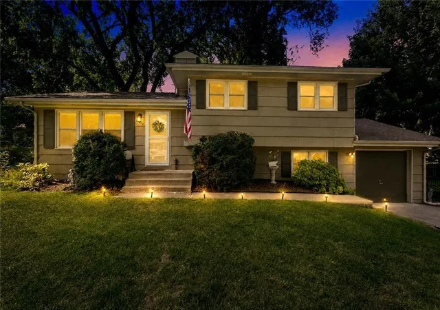 Homes for sale in Shawnee, KS | 10402 W 73rd St, Shawnee, KS 66203 | MLS# 2628305