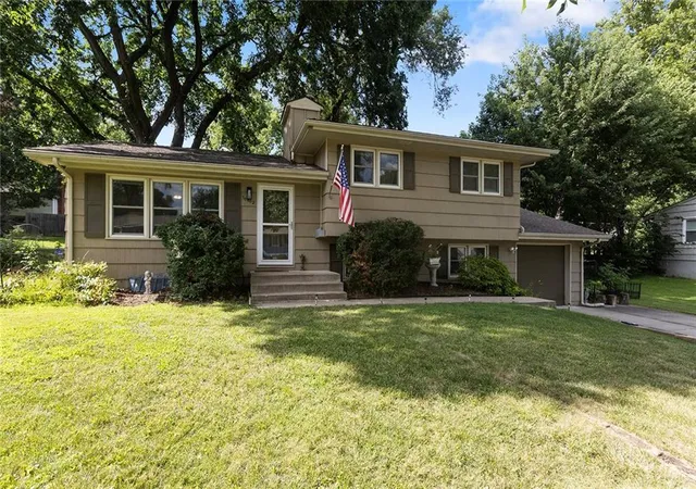 Homes for sale in Shawnee, KS | 10402 W 73rd St, Shawnee, KS 66203 | MLS# 2628305