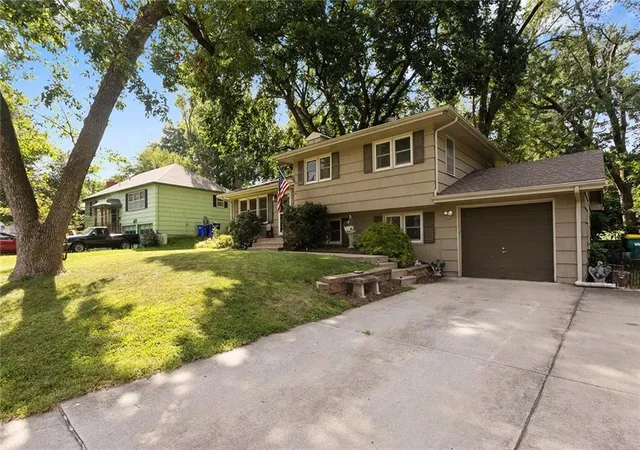 Homes for sale in Shawnee, KS | 10402 W 73rd St, Shawnee, KS 66203 | MLS# 2628305