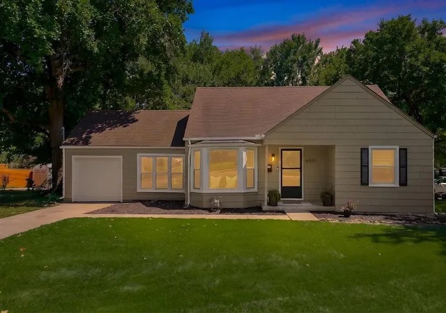 Homes for sale in Overland Park, KS | 6901 Broadmoor St, Overland Park, KS 66204 | MLS# 2628307