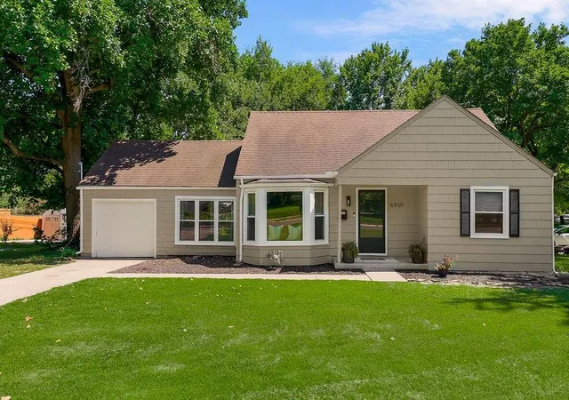 Homes for sale in Overland Park, KS | 6901 Broadmoor St, Overland Park, KS 66204 | MLS# 2628307