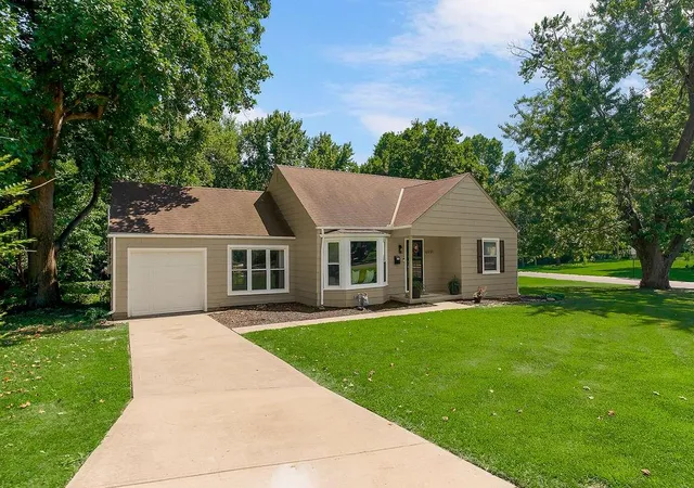 Homes for sale in Overland Park, KS | 6901 Broadmoor St, Overland Park, KS 66204 | MLS# 2628307