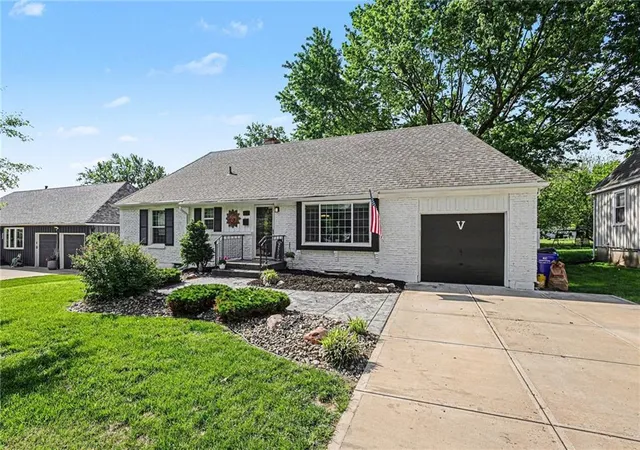 Photo 2 of Sale Pending at 7207 W 71st Terrace, Overland Park, KS 66204 | MLS# 2628315 | Listing updated on 2026-07-01