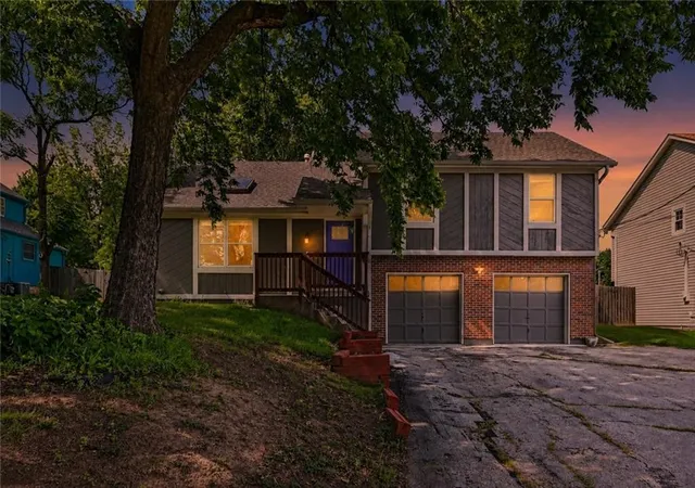 Homes for sale in Merriam, KS | 9812 W 51st St, Merriam, KS 66203 | MLS# 2628317