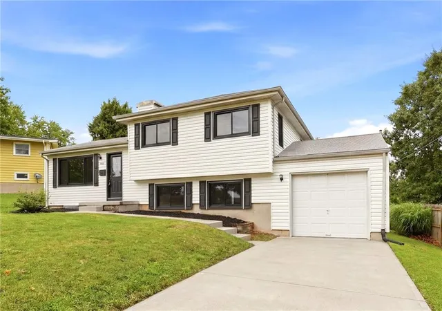 Photo 2 of Single family home for sale at 1702 Ne Shady Ln Dr, Kansas City, MO 64118 | MLS# 2628325 | Listing updated on 2026-08-18