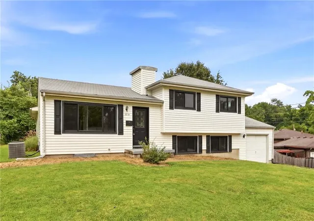 Photo 3 of Single family home for sale at 1702 Ne Shady Ln Dr, Kansas City, MO 64118 | MLS# 2628325 | Listing updated on 2026-08-18