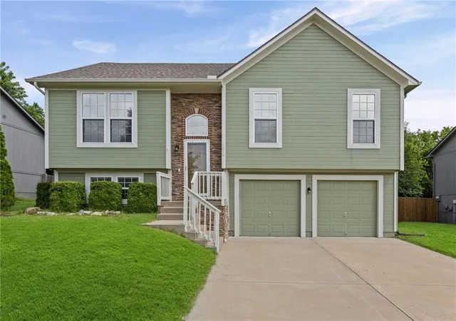 1st image of 1010 Nw Scenic Dr, Grain Valley, MO 64029 | MLS# 2628332