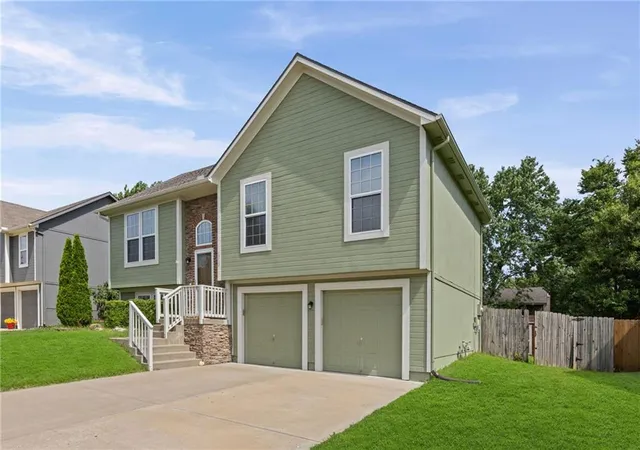 2nd image of 1010 Nw Scenic Dr, Grain Valley, MO 64029 | MLS# 2628332