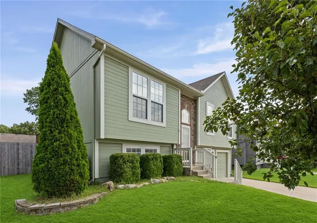 3rd image of 1010 Nw Scenic Dr, Grain Valley, MO 64029 | MLS# 2628332