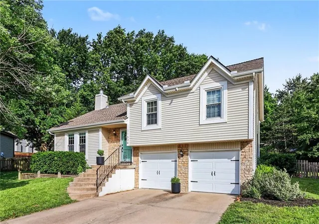 2nd image of 11634 Earnshaw St, Overland Park, KS 66210 | MLS# 2628341