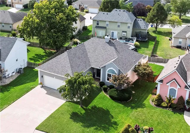 3rd image of 3912 Sw Chatham Dr, Lees Summit, MO 64082 | MLS# 2628346