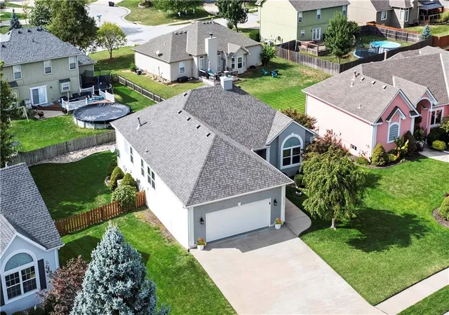 4th image of 3912 Sw Chatham Dr, Lees Summit, MO 64082 | MLS# 2628346