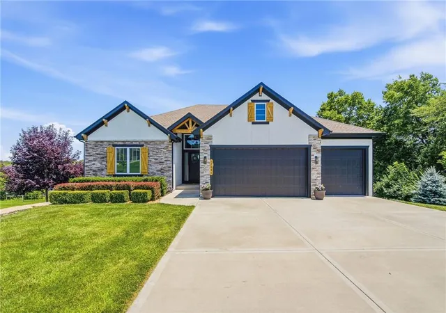 3rd image of 12001 S Eagle Crest Dr, Lees Summit, MO 64086 | MLS# 2628351