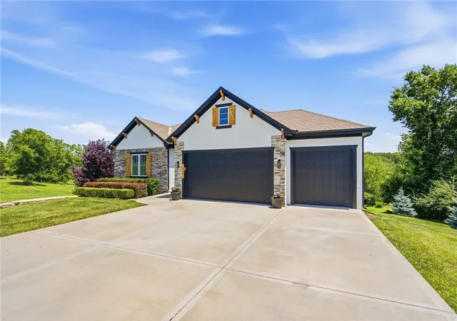 4th image of 12001 S Eagle Crest Dr, Lees Summit, MO 64086 | MLS# 2628351