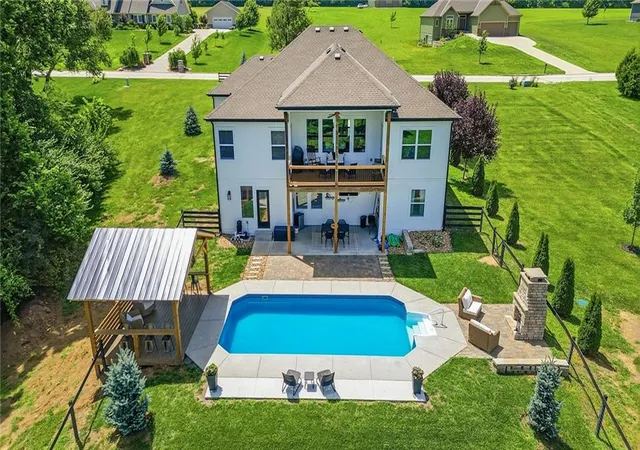 2nd image of 12001 S Eagle Crest Dr, Lees Summit, MO 64086 | MLS# 2628351