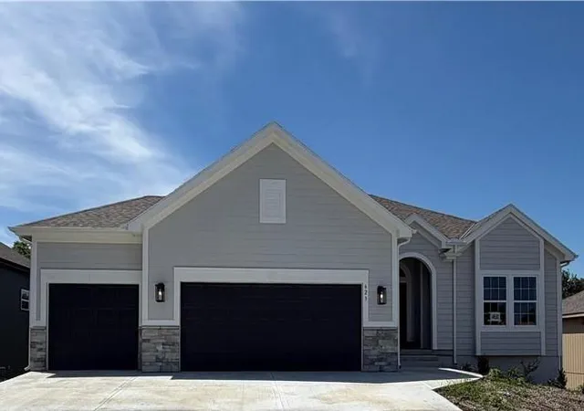 Homes for sale in Kearney, MO | 623 E 13th St, Kearney, MO 64060 | MLS# 2628366