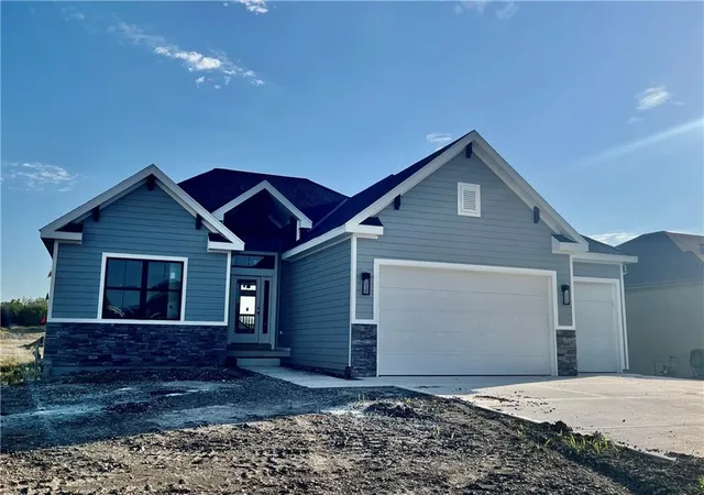 Single family home for sale at 9423 N Belleview Ave, Kansas City, MO 64155 | MLS# 2628378
