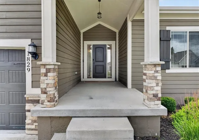 2nd image of 1829 Ne Riley Dr, Lees Summit, MO 64086 | MLS# 2628381