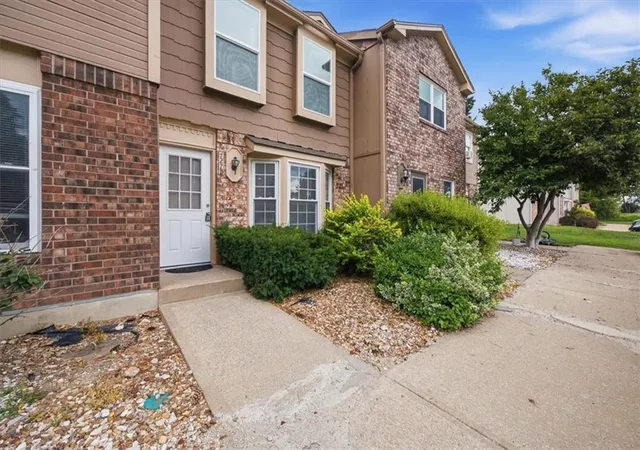 Homes for sale in Blue Springs, MO | 727 Sw Liggett Rd #B, Blue Springs, MO 64015 | MLS# 2628383