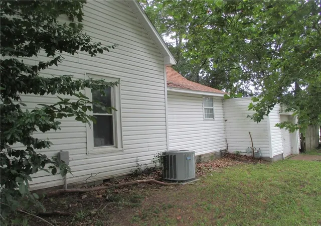 2nd image of 1700 E 7th St, Sedalia, MO 65301 | MLS# 2628390