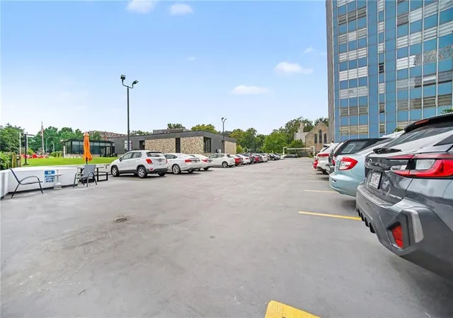 Listing Photo 2 - Condo for sale in building located at 333 W Meyer Blvd, Kansas, MO 64113 - Unit #909