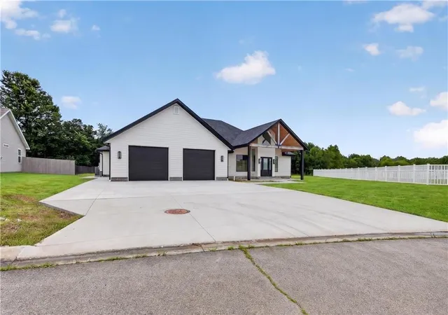 Homes for sale in Frontenac, KS | 123 Vals Ln, Frontenac, KS 66762 | MLS# 2628399