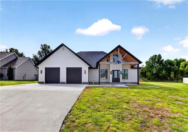 Homes for sale in Frontenac, KS | 123 Vals Ln, Frontenac, KS 66762 | MLS# 2628399