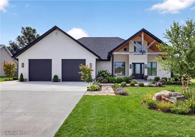 Homes for sale in Frontenac, KS | 123 Vals Ln, Frontenac, KS 66762 | MLS# 2628399
