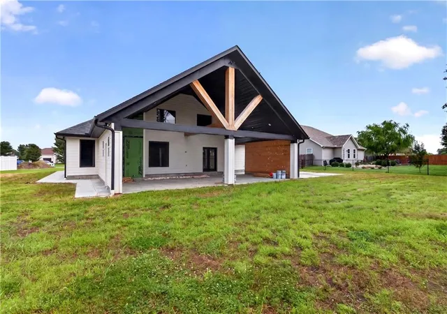 Homes for sale in Frontenac, KS | 123 Vals Ln, Frontenac, KS 66762 | MLS# 2628399