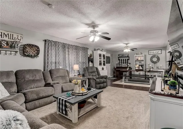 Homes for sale in Pomona, KS | 409 E Franklin St, Pomona, KS 66076 | MLS# 2628404