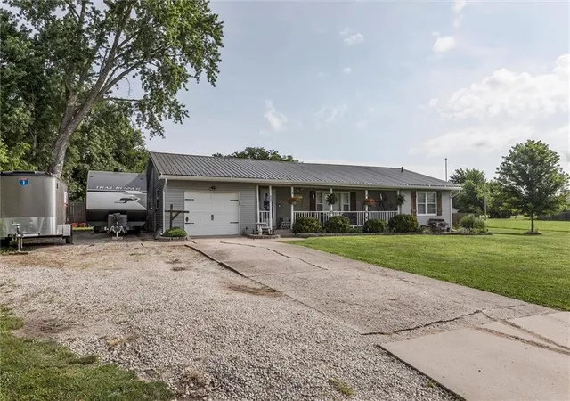 Homes for sale in Pomona, KS | 409 E Franklin St, Pomona, KS 66076 | MLS# 2628404