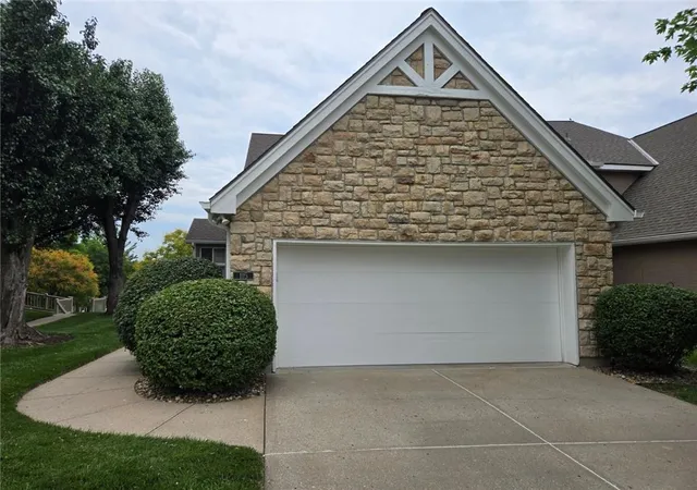 1st image of 115 Pointe Dr, Kansas City, MO 64116 | MLS# 2628406