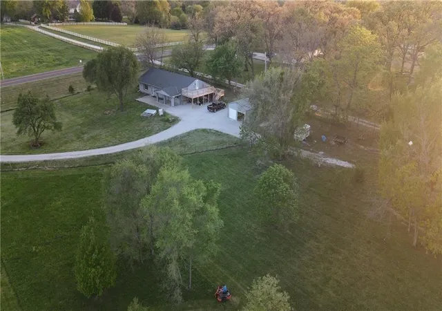 2nd image of 14298 Leavenworth Rd, Basehor, KS 66007 | MLS# 2628422
