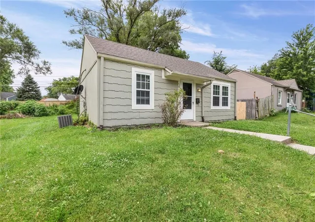 Homes for sale in Kansas City, KS | 5017 Forest Ave, Kansas City, KS 66106 | MLS# 2628440