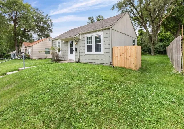 Homes for sale in Kansas City, KS | 5017 Forest Ave, Kansas City, KS 66106 | MLS# 2628440