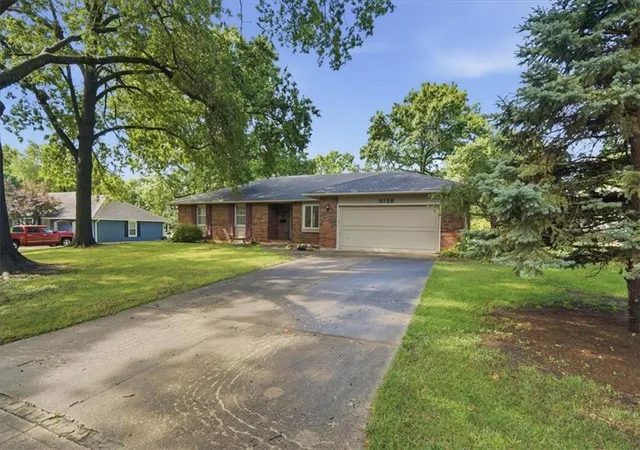 2nd image of 8128 Juniper Dr, Prairie Village, KS 66208 | MLS# 2628455