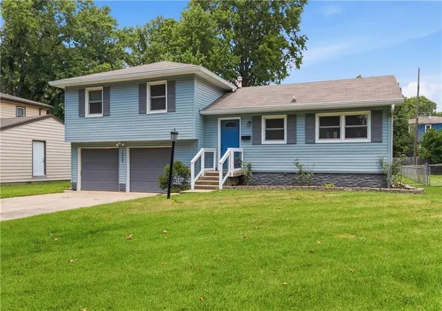 Homes for sale in Lenexa, KS | 12104 W 93rd St, Lenexa, KS 66215 | MLS# 2628463