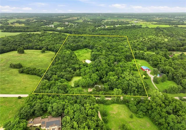 Homes for sale in Leavenworth, KS | 17052 Dempsey Rd, Leavenworth, KS 66048 | MLS# 2628465