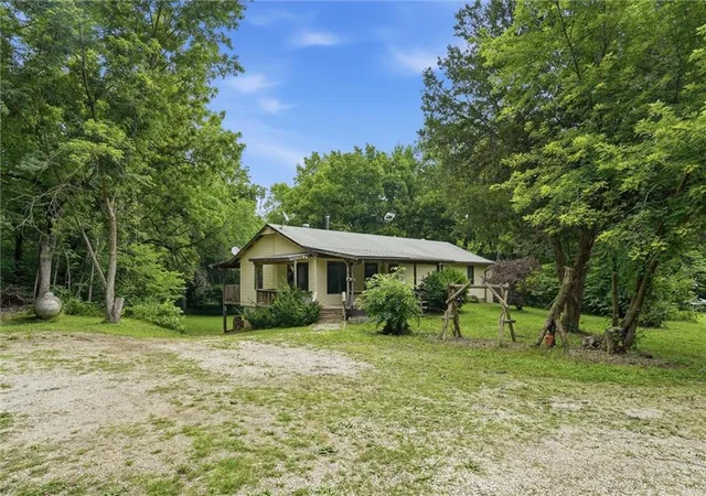 Homes for sale in Leavenworth, KS | 17052 Dempsey Rd, Leavenworth, KS 66048 | MLS# 2628465